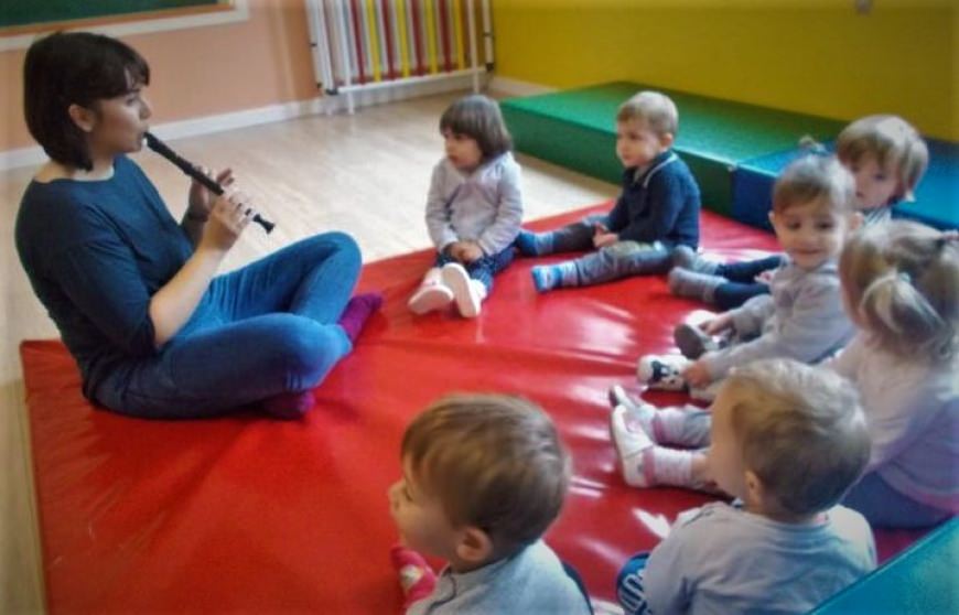 I piccoli e la musica con la maestra Giulia e attività varie